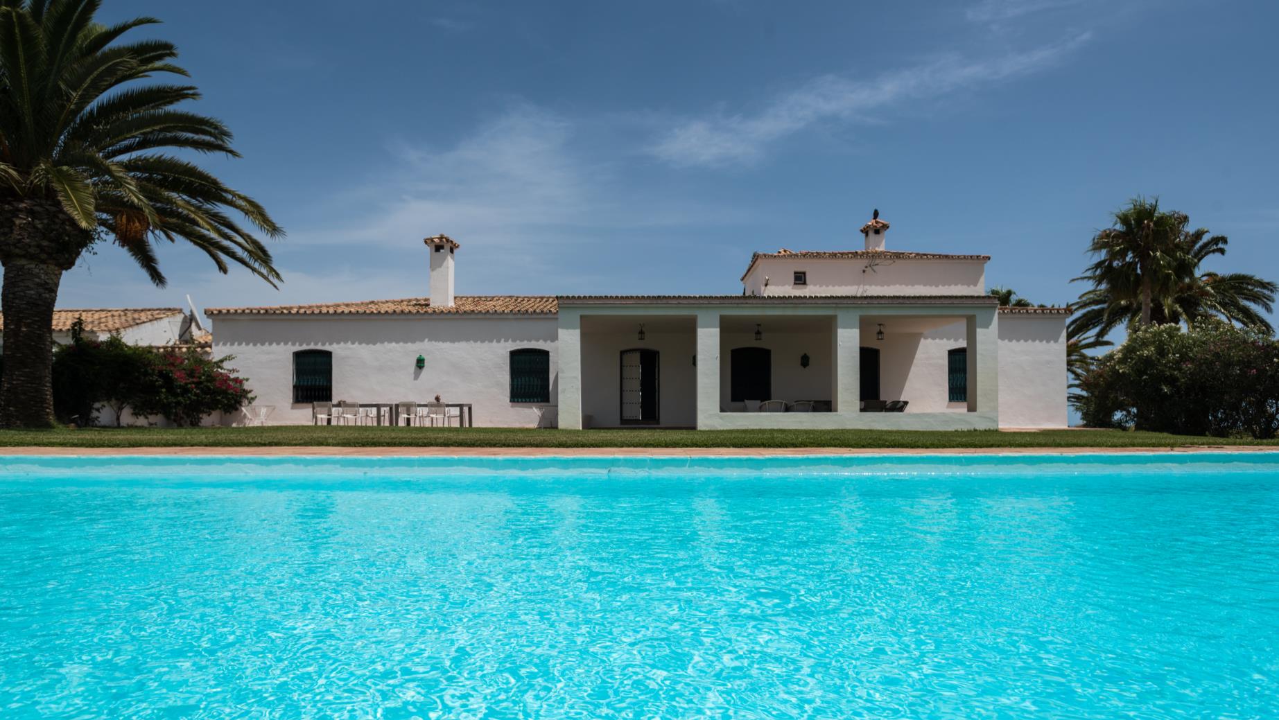 La casa vista desde la piscina